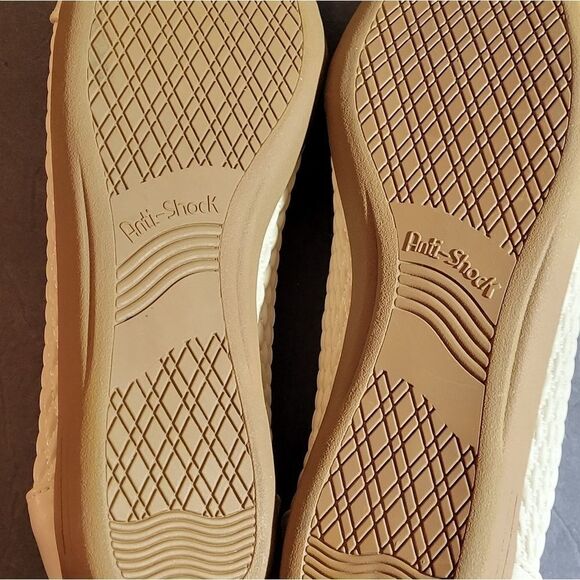 BRAND NEW STRETCH'S FROM BEACON WHITE FLAT SHOES - Picture 12 of 16